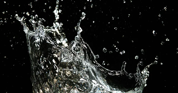 Woda Wybuchająca Rozpryskująca Się Czarnym Tle — Zdjęcie stockowe