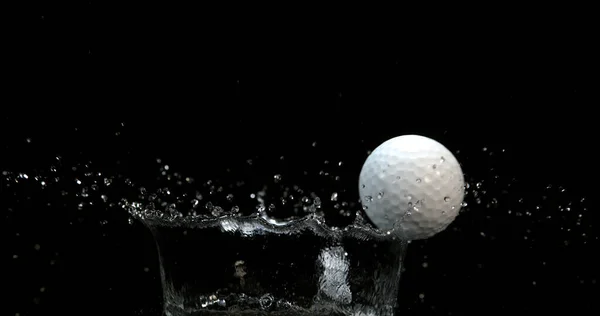 Bola Golfe Caindo Água Contra Fundo Preto — Fotografia de Stock