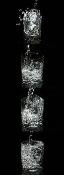 Wasser Wird Vor Schwarzem Hintergrund Glas Gegossen — Stockfoto