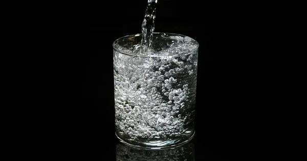 Wasser Wird Vor Schwarzem Hintergrund Glas Gegossen — Stockfoto