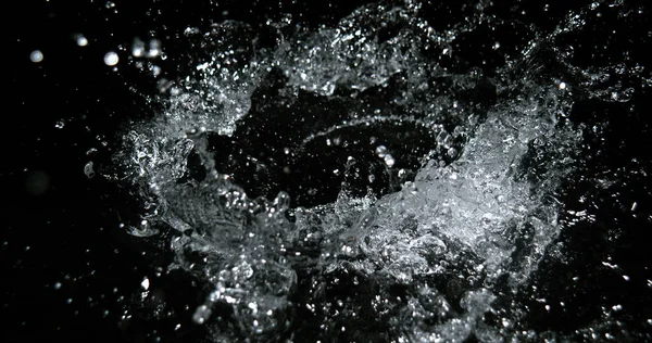 Νερό Που Πέφτει Και Πιτσιλίζει Μαύρο Φόντο — Φωτογραφία Αρχείου
