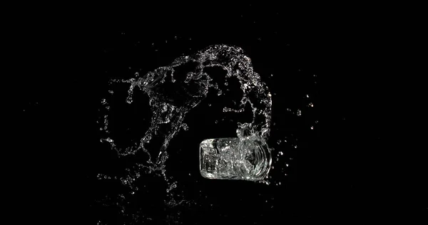 ブラックバックグラウンドで水のバウンスとスプラッシュのガラス — ストック写真