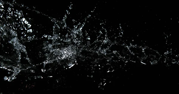 水在黑色背景下爆炸及喷溅 — 图库照片