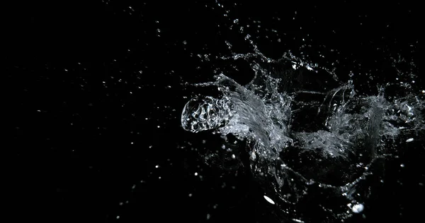 Wasser Explodiert Und Plätschert Vor Schwarzem Hintergrund — Stockfoto