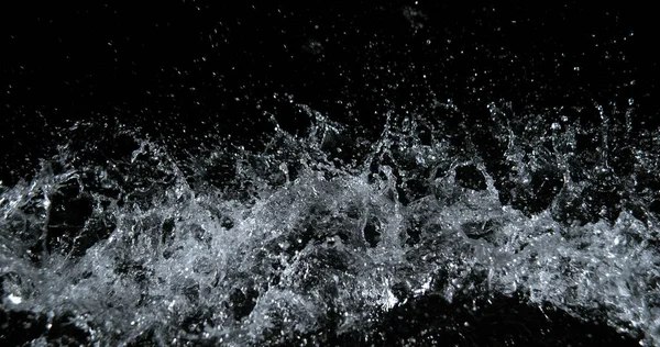 水在黑色背景下爆炸及喷溅 — 图库照片