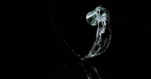 Стекло Воды Прыжки Брызги Черном Фоне — стоковое фото