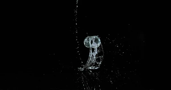 Склянка Води Підстрибує Розщеплюється Чорному Тлі — стокове фото