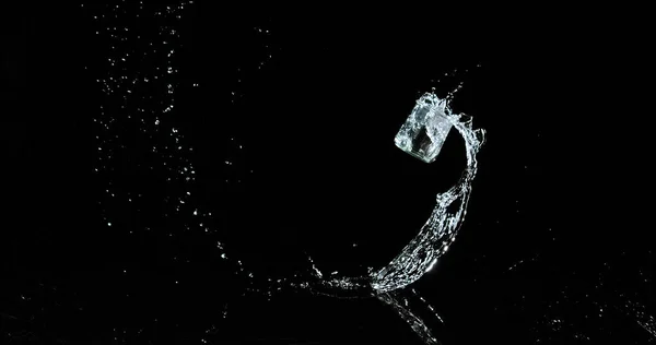 Склянка Води Підстрибує Розщеплюється Чорному Тлі — стокове фото