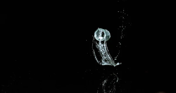 Стекло Воды Прыжки Брызги Черном Фоне — стоковое фото