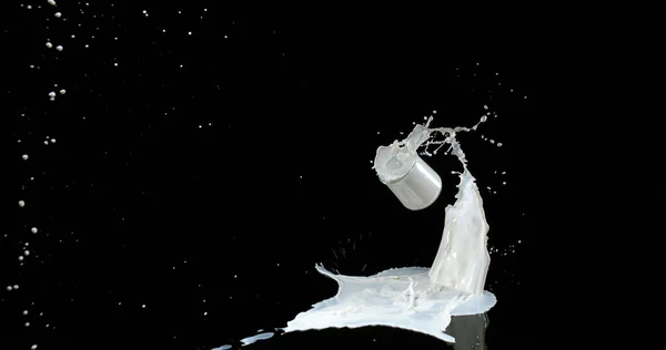 Glas Milch Hüpft Und Spritzt Auf Schwarzem Hintergrund — Stockfoto