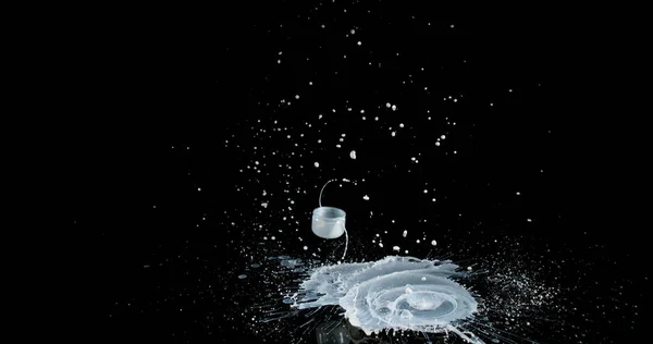 Szklanka Mleka Bouncing Splashing Czarnym Tle — Zdjęcie stockowe