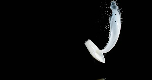 Bir Bardak Süt Zıplıyor Siyah Arkaplanda Sıçrıyor — Stok fotoğraf