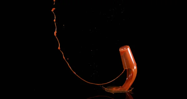 Glas Tomatensaft Hüpft Und Spritzt Auf Schwarzem Hintergrund — Stockfoto