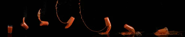 Склянка Томатного Соку Підстрибуючи Розщеплюючись Чорному Тлі — стокове фото