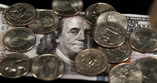 Vierteldollar Münzen Fallen Rollen Und Gleiten Auf Schwarzem Hintergrund — Stockfoto