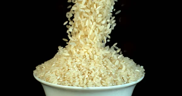 Pirinç Kara Arkaplan Doğru Düşüyor — Stok fotoğraf