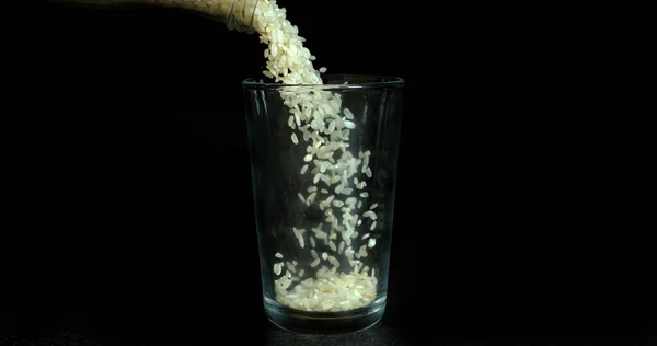 Rýže Dopadající Černé Pozadí — Stock fotografie