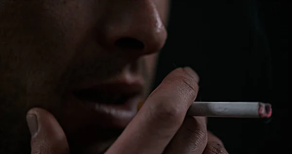 Homme Fumant Une Cigarette Sur Fond Noir — Photo