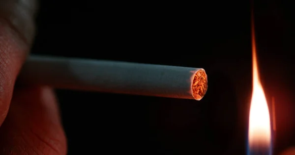 Man Roken Van Een Sigaret Tegen Zwarte Achtergrond — Stockfoto
