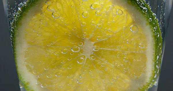 Scheibe Grüne Zitrone Citrus Aurantifolia Glas — Stockfoto