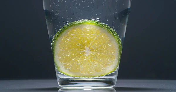 Skivor Grön Citron Citrus Aurantifolia Ett Glas — Stockfoto
