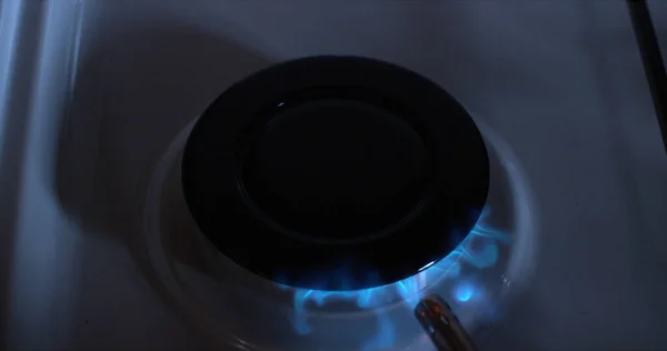 煤气炉燃烧器 蓝色火焰 — 图库照片