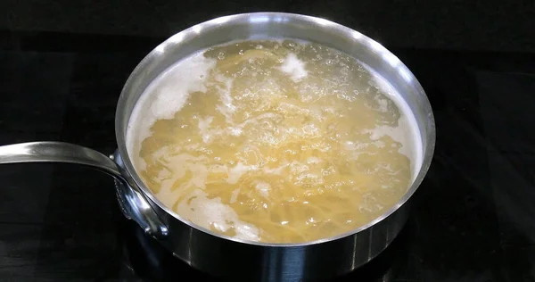 热开水和平底锅中的意大利面 — 图库照片