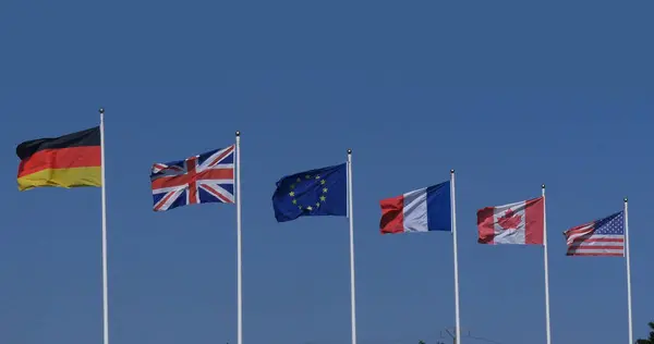 Европейские Флаги Машущие Ветру — стоковое фото