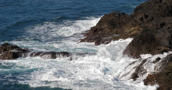 波が岩の海岸線 大西洋 ポルト モニス マデイラ島ポルトガルに墜落 ストック写真