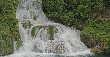 Şelale, Nehir, Krka Doğal Parkı, Hırvatistan 'ın Damaltia kentinde Sibenik yakınlarında