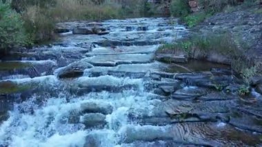 Huzura dalın, güzel, doğal bir ortamda kayaların üzerinde çağlayan suyu dinleyin.