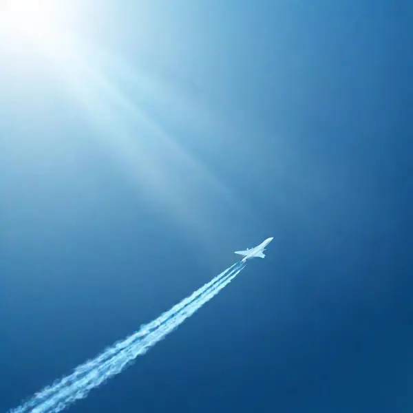 Sleek Silhouette Fighter Jet Gracefully Ascends Expansive Blue Sky Leaving — Stock fotografie zdarma