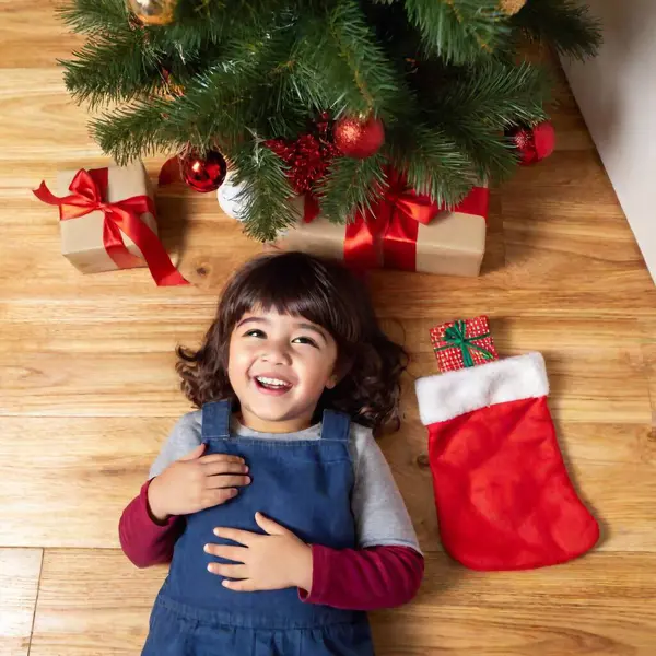 Cute Little Baby Boy Red Hat Santa Claus Sitting Christmas — Foto stock gratuita