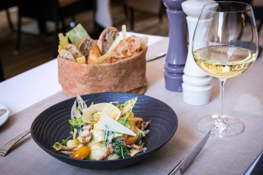 Taze salata, otlar ve mantarlar, üst manzara. Hazır, yenileyici.