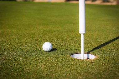 Golf topu ve delik, saha, tepeler, golf sopası, yaşam tarzı..