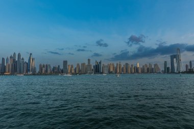 Dubai Marina, Ocean, Yacht, Sunset ilçesinin gökdelenlerine bakın.