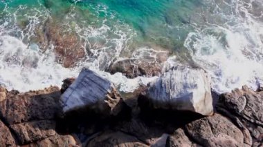 Gran Canaria 'daki kumsal, İspanya, kayalara vuran dalgalar. Atlantik Okyanusu, sessizlik dalgaları, tempo