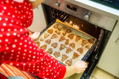 Noel, yeni yıl, DIY, tatil hazırlığı ve yaratıcılık konsepti. Kutlamaya hazırlanıyorum. Noel için kurabiye pişiriyorum.