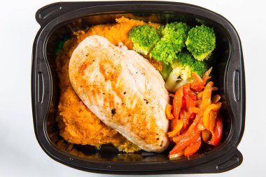 Brokoli ve paprikayla kızartılmış tavuk fileto. Sağlıklı beslenme çantası, paket. Sağlıklı beslenme çantası