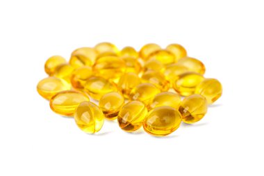 Yüksek kaliteli fotoğraf, parlak sarı D vitamini kapsüllerinin yakın çekimi, sağlığın ve sağlığın teşvik edilmesi, temiz beyaz bir arkaplanda izole edilmiş.. 