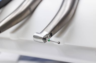 Yüksek kalite fotoğraf, dişlerin hazırlanması ve çürük tedavisi için kullanılan yuvarlak karbit burunlu dişli yüksek hızlı türbin el yapımı makro çekim.. 