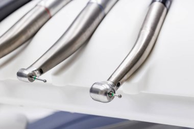 Yuvarlak burr monte edilmiş diş türbini. - Evet. Yüksek kalite fotoğraf, diş tedavisi ve diş hazırlama için kullanılan yeşil halkalı yuvarlak burunlu yüksek hızlı diş türbininin yakın çekimi.. 