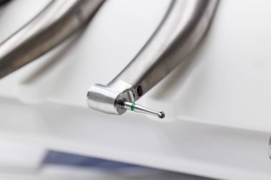 Yuvarlak burr monte edilmiş diş türbini. - Evet. Yüksek kalite fotoğraf, diş tedavisi ve diş hazırlama için kullanılan yeşil halkalı yuvarlak burunlu yüksek hızlı diş türbininin yakın çekimi.. 