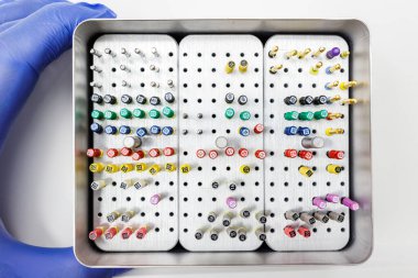 Diş Hekimi Kanalı El, Diş Hekimliği Dosyası 'nı kullan. Diş Hekimliği Kanallarını tıbbî olarak kapat. dosyalar endodontikler, ayarlandı. Yüksek kalite fotoğraf