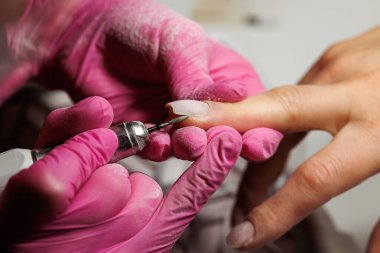 Fransız Tırnak Tarzı için Elektrik Dosya Manikürü. Yüksek kalite fotoğraf