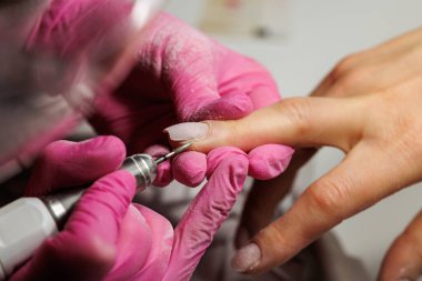 Fransız Tırnak Tarzı için Elektrik Dosya Manikürü. Yüksek kalite fotoğraf