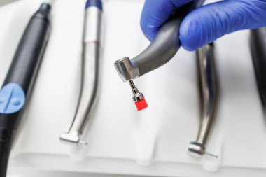 Etkili oral bakım ve profesyonel tedaviler için hayati önem taşıyan dişçi aletlerini araştırın.