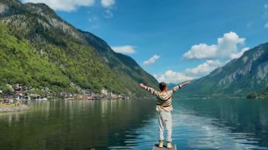 Genç bir çocuk sabahları Alp Gölü 'nde egzersiz yapıyor. Yüksek kalite 4k görüntü