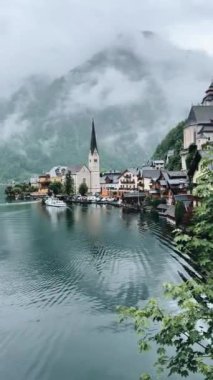 Hallstatt şehrinin ve katedralin en popüler manzarası. Yüksek kalite 4k görüntü