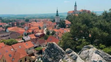 Uçurumdan, Çek Cumhuriyeti 'ndeki Moravya' daki Mikulov kalesine bakın. Yüksek kalite 4k görüntü